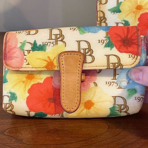 Vintage Dooney and Bourke Hibiscus Shoulder Bag & Wallet Set - Picture 4 of 15
